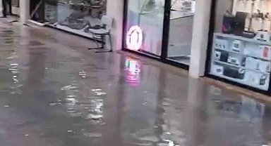 İskenderun ayakkabıcılar çarşısı sular altında kaldı