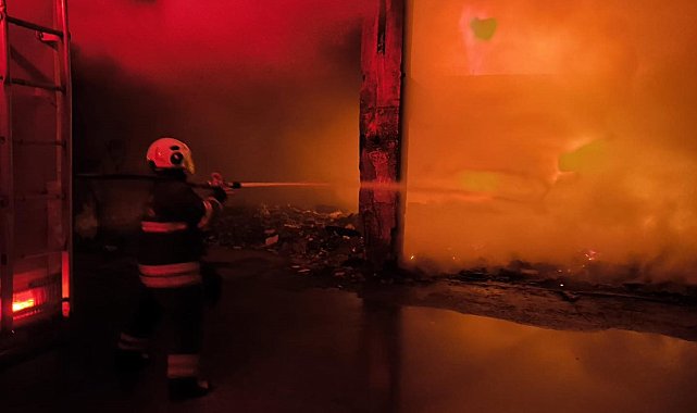 İskenderun'da metruk bina yangını