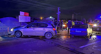 Isparta'da çarpışan otomobillerin sürücüleri hafif yaralandı