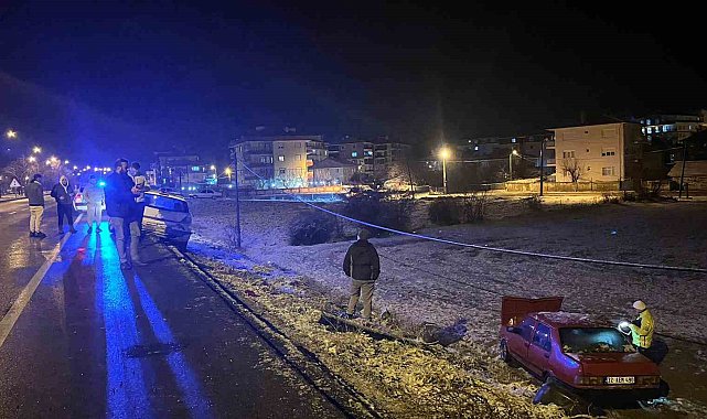 Isparta'da iki otomobil çarpıştı: 3 yaralı