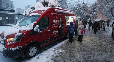 İstanbul Bakırköy'de karda sıcak çorba keyfi