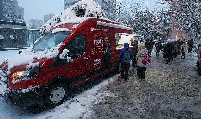 İstanbul Bakırköy'de karda sıcak çorba keyfi