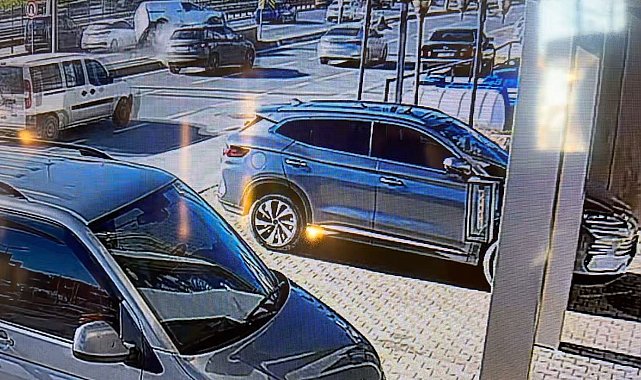 İstanbul E-5 Saadetdere'de trafiği kilitleyen kaza