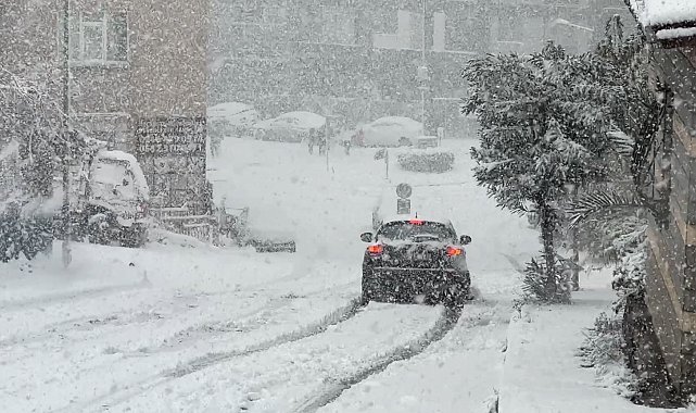 İstanbul'da kar yağışı, araçlar güçlükle ilerledi