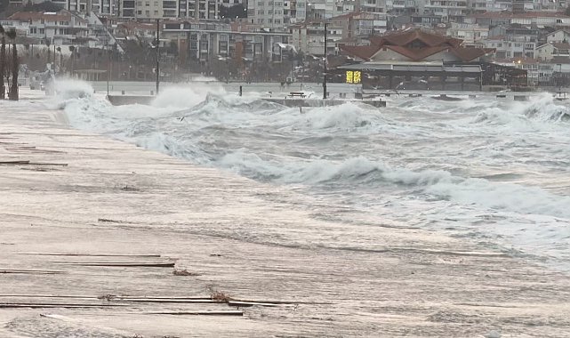 İstanbul'da lodos nedeniyle deniz seferleri iptal edildi