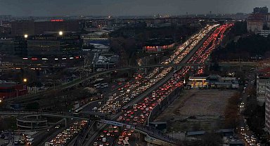 İstanbul'da yüzde 90'a varan trafik havadan görüntülendi