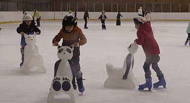 İstanbul'da Maltepeli çocuklar buz pistinde