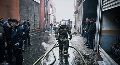 İzmir Buca'da depo yangını kısa sürede söndürüldü