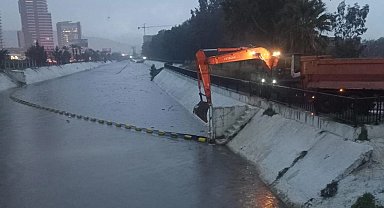 İzmir Büyükşehir ekipleri de sağanak seferberliğinde