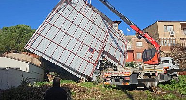 İzmir Büyükşehir'den sağanak ve fırtına mesaisi