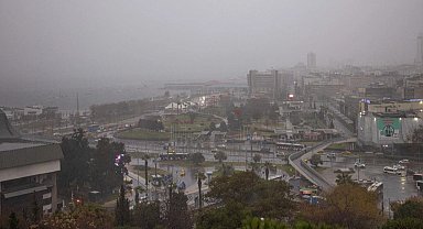 İzmir kuvvetli yağış ve fırtınaya karşı teyakkuzda