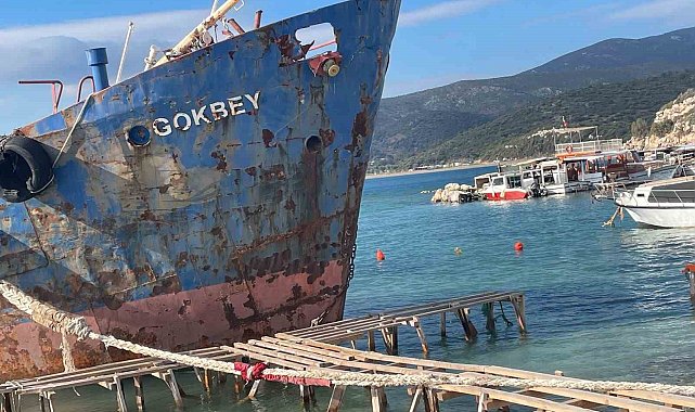 İzmir'de Demircili Sahili'ndeki hurda gemiye inceleme başlatıldı