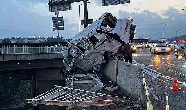 İzmir'de freni boşalan kamyon dehşet saçtı: 3 yaralı