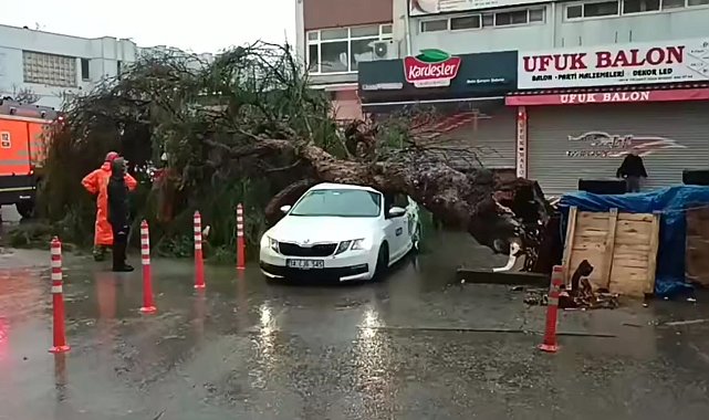 İzmir'de sağanak ve fırtına hayatı felç etti