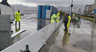 İzmir'de fırtına duvarı Kordon'a set oldu!