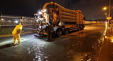 İzmir'de sağanak seferberliği... Büyükşehir tüm birimleriyle sahadaydı