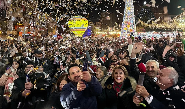 İzmitliler 2026'ya Belsa Meydanı'nda 'merhaba' dedi