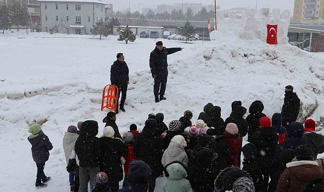 Jandarma çocuklar için kızak şenliği düzenledi