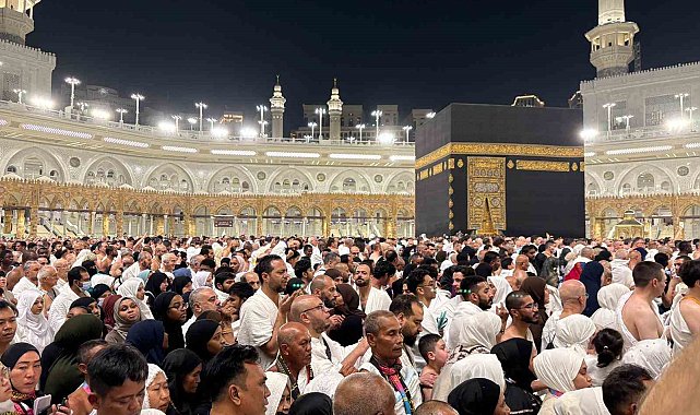Kabe'de tarihi yoğunluk: 12 milyonluk rekorun ardından yeni yılda insan seli