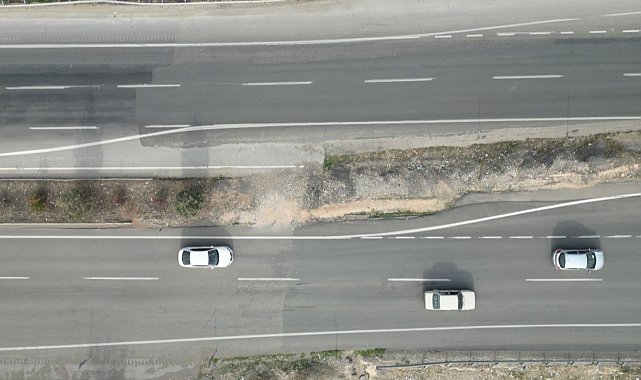 Kahramanmaraş'ta depremde 7 metre kayan yol dikkat çekiyor