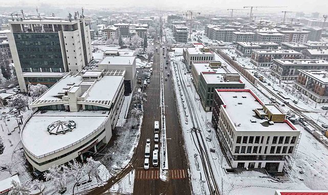 Kahramanmaraş'ta kar sevinci yaşanırken, ekipler de sahada görev yapıyor