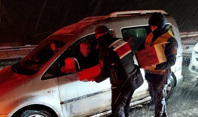 Kahramanmaraş'ta yolda mahsur kalan vatandaşlara jandarmadan yardım