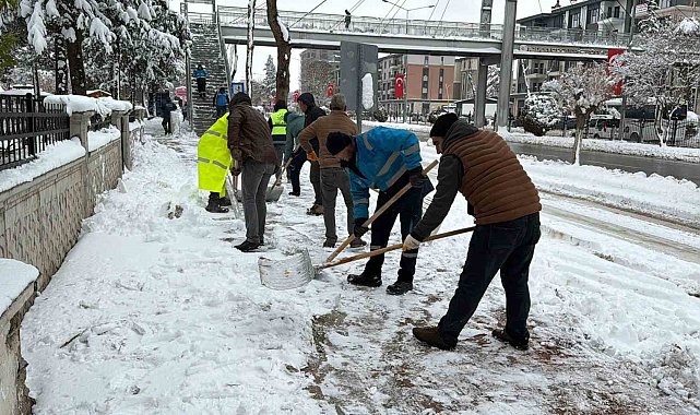 Kaldırımlardaki karlar temizleniyor