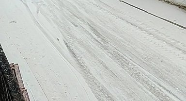 Kamyonet buzlanan yolda kayarak ilerledi