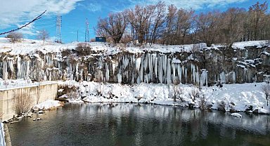 Kanyonda oluşan metrelerce boydaki buz sarkıtları görsel şölen sunuyor