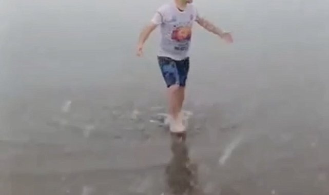 Kar altında denize girip yüzdü