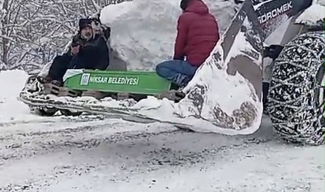 Kar nedeniyle yol kapandı, cenaze iş makinesiyle taşındı