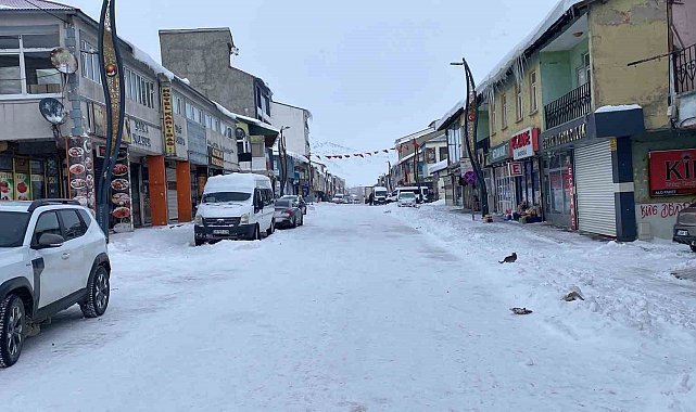 Kar ve buzla kaplı Karlıova sessizliğe büründü