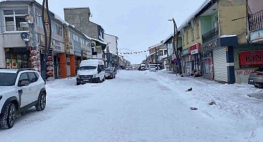 Kar ve buzla kaplı Karlıova sessizliğe büründü
