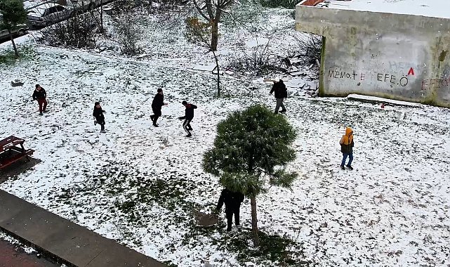 Kar yağışı altında futbol müsabakası dronla görüntülendi