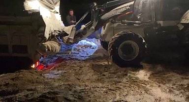 Kara saplanan araç, belediye ekipleri tarafından kurtarıldı