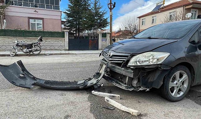 Karaman'da otomobille çarpışan motosiklet sürücüsünün çenesi kırıldı