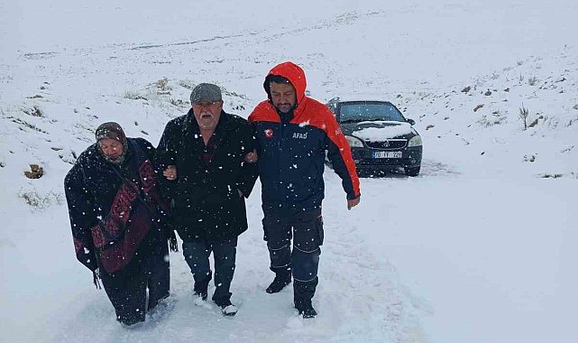 Karaman'da yolda kalan iki araçtaki 4 kişi kurtarıldı
