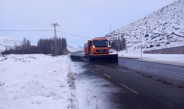 Karayolları ekipleri Bayburt'ta kar küreme ve tuzlama çalışması başlattı