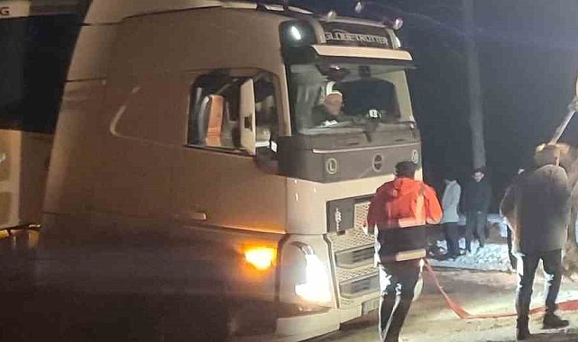 Karda mahsur kalan tır belediye ekipleriyle kurtarıldı