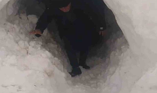 Kardan kapanan ahıra tünel açarak girdiler