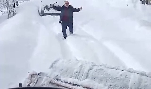 Kardan kapanan köy yolu açılınca oynadı