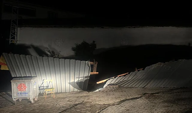 Karesi'de şiddetli rüzgar samanlığın çatısını uçurdu