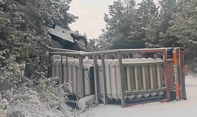 KARGAZ doğalgaz tırı devrildi: Sızıntı sebebiyle yol trafiğe kapatıldı