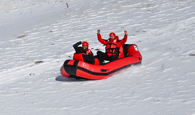 Karla kaplı dağdan donmuş gölete botla kaydılar