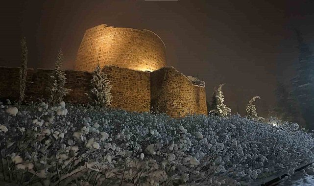 Karlar altındaki Aydos Kalesi mest etti