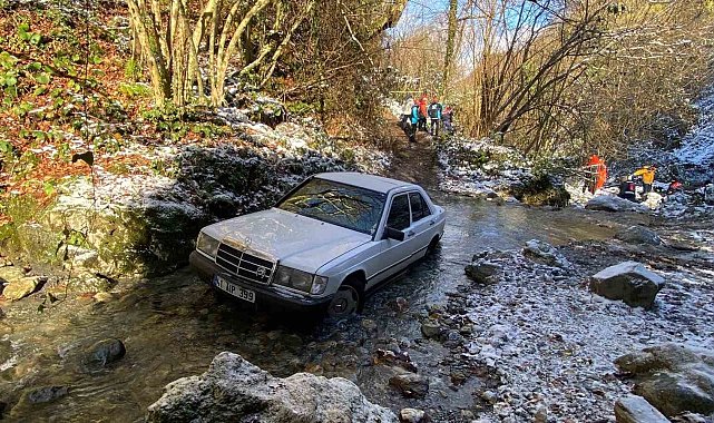 Karlı havada atletli bir adam, dere yatağında otomobilden 10 metre uzaklıkta ölü bulundu