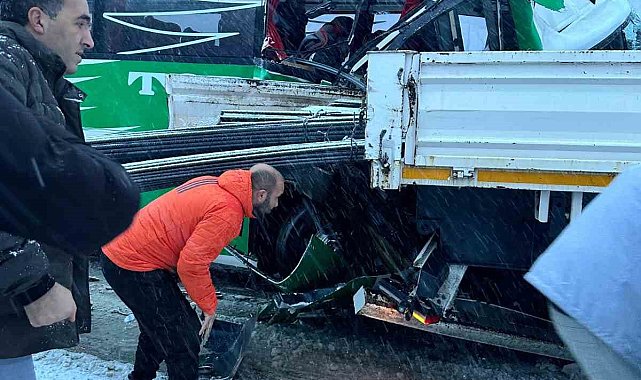 Karlı yolda kayan yolcu otobüsü tıra çarptı: 1'i ağır 12 yaralı