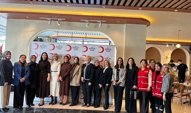 Kars Kızılay'dan sevgi evlerinde kalan çocuklara çikolata etkinliği