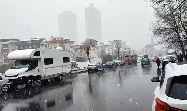 Kartal'da kısa süreli kar yağışı etkili oldu