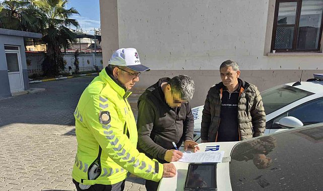 Kaskla servis aracının camını kıran motosikletlinin ehliyetine el konuldu